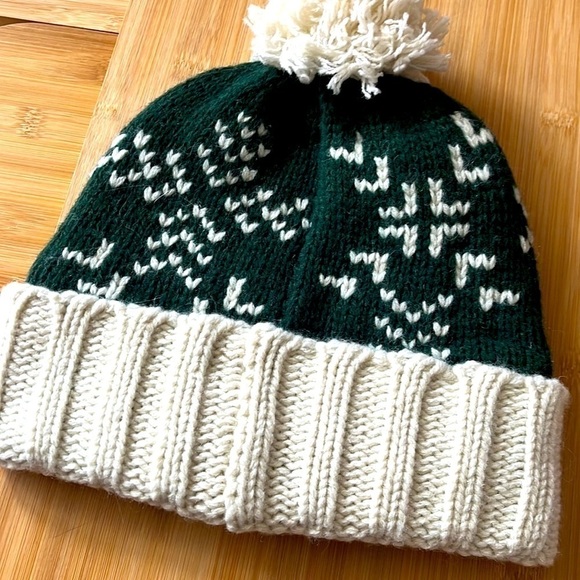 Brand New Patagonia Women's Snowbelle Beanie Wool Pom Hat Evergreen Flakes - Picture 10 of 14